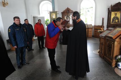 Архангельская область. Соловецкие острова. Министр МЧС РФ Владимир Пучков во время посещения Благовещенской церкви, расположенной на территории Соловецкого Спасо-Преображенского ставропигиального мужского монастыря, на Большом Соловецком острове.