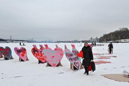 День Святого Валентина в Москве. Флешмоб  `1000 сердец` на Химкинском водохранилище в парке Северное Тушино.