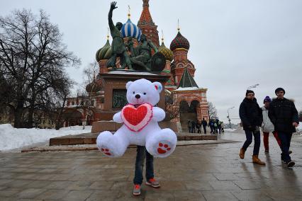 День Святого Валентина в Москве. Юноша с плюшевым медведем у памятника Минину и Пожарскому на Красной площади.