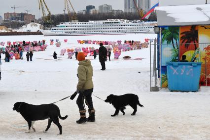 День Святого Валентина в Москве. Флешмоб  `1000 сердец` на Химкинском водохранилище в парке Северное Тушино.