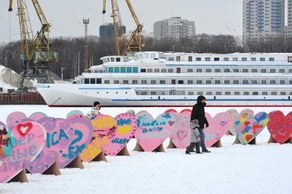 День Святого Валентина в Москве. Флешмоб  `1000 сердец` на Химкинском водохранилище в парке Северное Тушино.