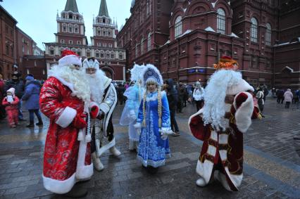 Москва. Артисты в костюмах Дедов Морозов и Снегурочек на Красной площади.