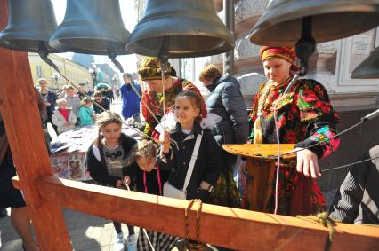 Празднование Пасхи на Старом Арбате в Москве.