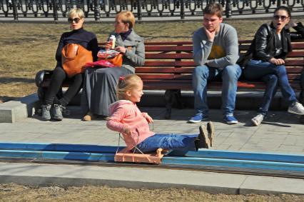 Празднование Пасхи на Никитском бульваре в Москве.