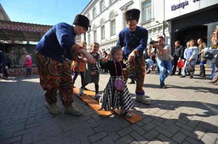 Антикварный уличный цирк Елены Польди во время празднования Пасхи на Старом Арбате в Москве.