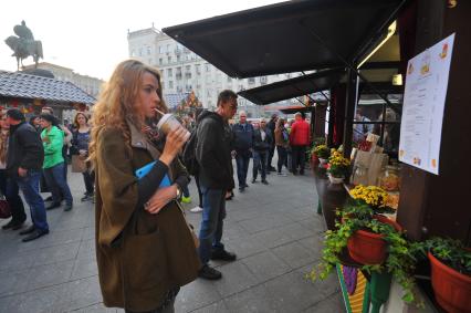 Празднование Пасхи на Тверской площади в Москве.