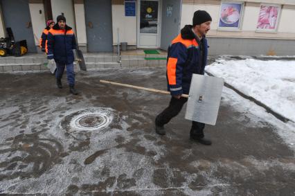 Москва. Дворники ГБУ `Жилищник` района Покровское-Стрешнево направляются на уборку снега.