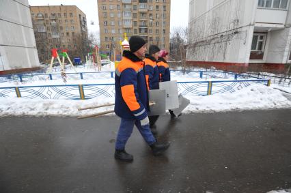 Москва. Дворники ГБУ `Жилищник` района Покровское-Стрешнево направляются на уборку снега.