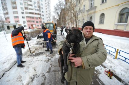 Москва. Дворники ГБУ `Жилищник` района Покровское-Стрешнево убирают сбитую наледь с асфальта.