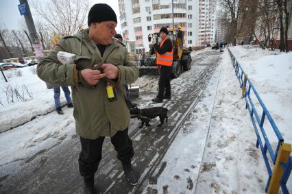 Москва. Дворники ГБУ `Жилищник` района Покровское-Стрешнево убирают сбитую наледь с асфальта.