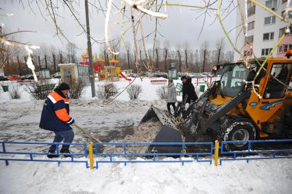 Москва. Дворники ГБУ `Жилищник` района Покровское-Стрешнево убирают сбитую наледь с асфальта.