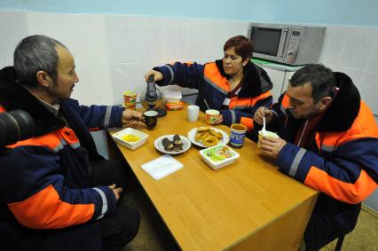 Москва. Дворники ГБУ `Жилищник` района Покровское-Стрешнево во время обеденного перерыва.