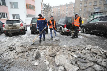 Москва. Дворники ГБУ `Жилищник` района Покровское-Стрешнево убирают сбитую наледь с асфальта.