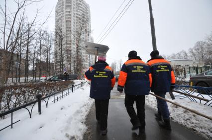 Москва. Дворники ГБУ `Жилищник` района Покровское-Стрешнево направляются на уборку снега.