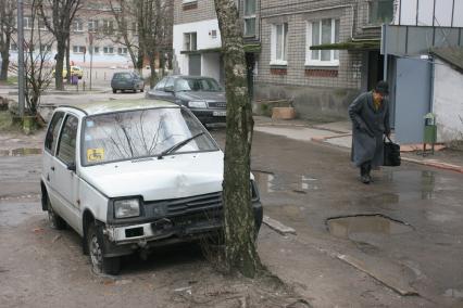 Калининград. Брошенный во дворе автомобиль.