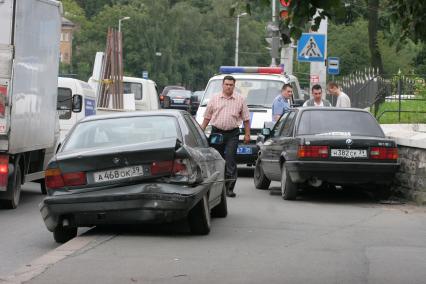 Калининград. Сотрудник ГИБДД на месте дорожно-транспортного происшествия.