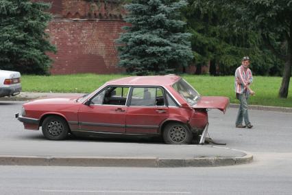 Калининград. Поврежденный в результате ДТП автомобиль.