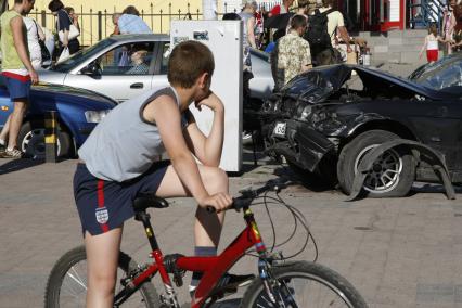 Калининград. Поврежденный в результате ДТП автомобиль.