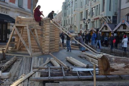 Москва. Фестиваль `Пасхальный дар` на Кузнецком мосту. Площадка живой истории Стрелецкая слобода. Возведение деревянной часовни по технологии XVII века без единого гвоздя.