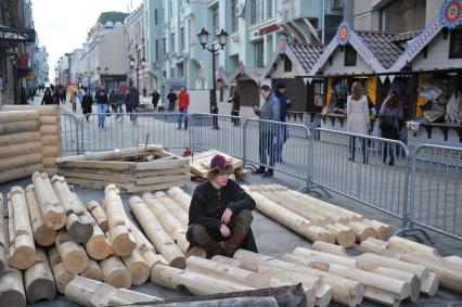 Москва. Фестиваль `Пасхальный дар` на Кузнецком мосту. Площадка живой истории Стрелецкая слобода. Возведение деревянной часовни по технологии XVII века без единого гвоздя.