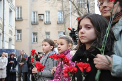 Церемония открытия мемориальной доски композитору, народному артисту СССР Тихону Хренникову в Плотниковом переулке в Москве.