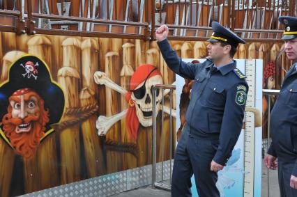 Москва. Сотрудники инспекции по надзору за аттракционной техникой столичного Гостехнадзора проверили аттракционы в парке `Сокольники`.