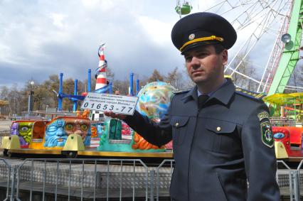 Москва. Сотрудники инспекции по надзору за аттракционной техникой столичного Гостехнадзора  проверили аттракционы в парке `Сокольники`.