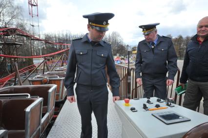 Москва. Сотрудники инспекции по надзору за аттракционной техникой столичного Гостехнадзора  проверили аттракционы в парке `Сокольники`.