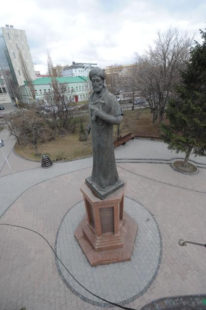 Памятник Алишеру Навои в сквере на Серпуховской площади  в Москве.