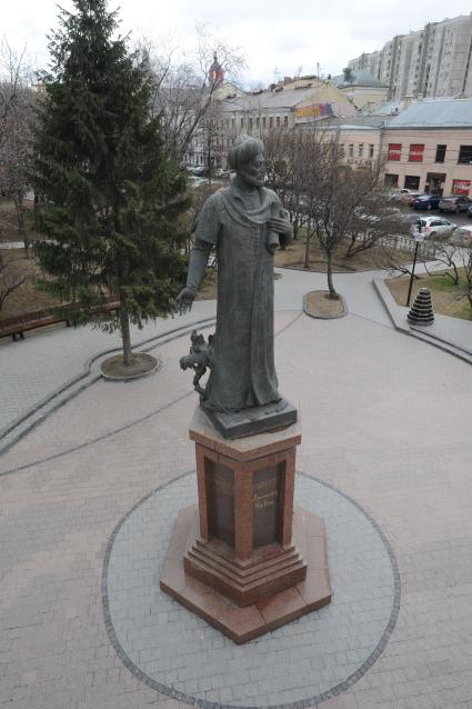 Памятник Алишеру Навои в сквере на Серпуховской площади  в Москве.