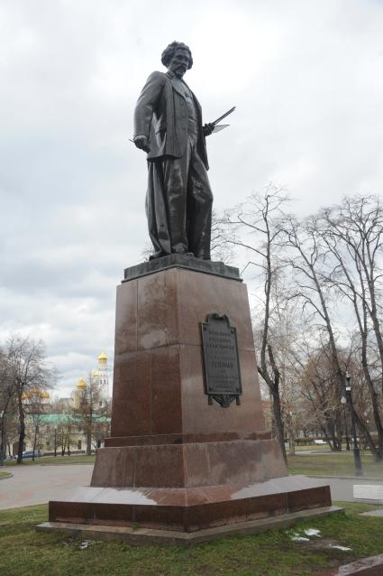 Памятник И.Е. Репину на Болотной площади в Москве.