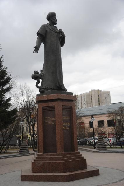 Памятник Алишеру Навои в сквере на Серпуховской площади  в Москве.