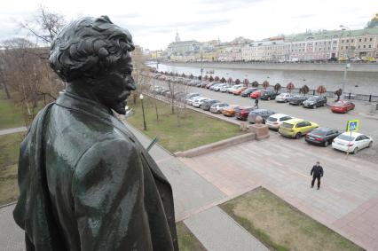 Памятник  И.Е. Репину на Болотной площади  в Москве.