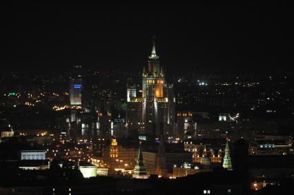 Москва. Вид на высотное жилое здание на Котельнической набережной во время отключения подсветки в рамках проведения международной экологической ации Час Земли.