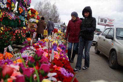 Женщины покупют искуственне цветы. Родительский день. Нижнеисетское кладбище. Екатеринбург