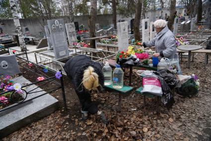 Люди прибираются на могиле своих родственников. Родительский день. Нижнеисетское кладбище. Екатеринбург