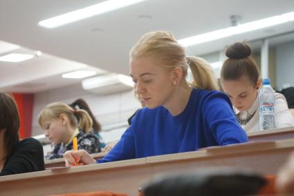Участники во время ежегодной международной образовательной акции \"Тотальный диктант\" в Уральском федеральном университете имени Б.Н.Ельцина