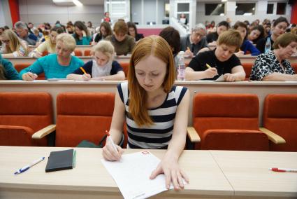 Участники во время ежегодной международной образовательной акции \"Тотальный диктант\" в Уральском федеральном университете имени Б.Н.Ельцина