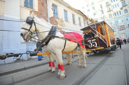 Вагон конно-железной дороги  `Конка` во время парада ретро-трамваев, посвященный  116-летней годовщине со дня запуска первого московского трамвая на Чистопрудном бульваре  в Москве.