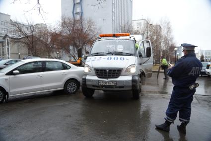 Эвакуация неправильно припаркованного автомобиля. Екатеринбург