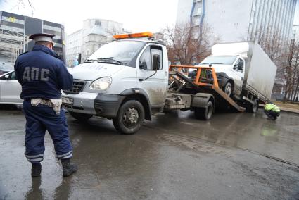 Эвакуация неправильно припаркованного автомобиля. Екатеринбург