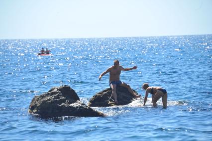 Балаклава. Люди купаются в Черном море.