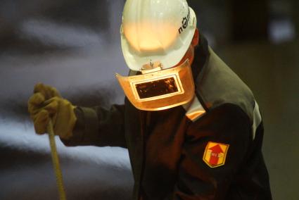 Рабочий-металлург в литейном цехе. Открытие литейного производства на ООО \"Полимет\" в г. Полевской