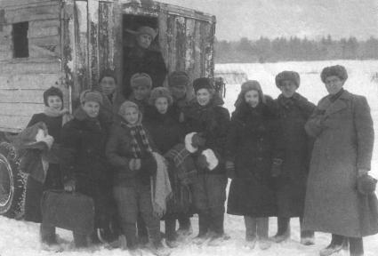 Архив Государственного академического театра имени Е. Вахтангова времен Великой отечественной войны, предоставленный Щукинским театральным училищем. Участники одной из фронтовых бригад (третья справа - В.А.Ушакова).