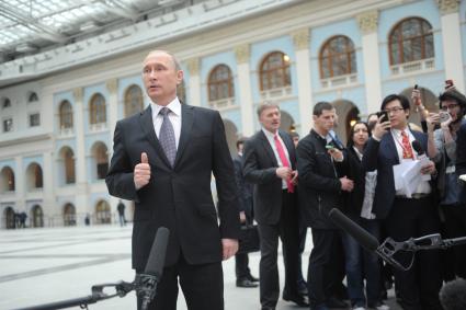 Президент России Владимир Путин отвечает на вопросы журналистов после окончания прямого эфира ежегодной специальной программы `Прямая линия с Владимиром Путиным` в Гостином дворе в Москве.