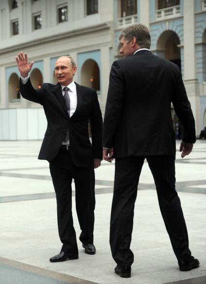 Президент России Владимир Путин и пресс-секретарь президента РФ Дмитрий Песков после окончания прямого эфира ежегодной специальной программы `Прямая линия с Владимиром Путиным` в Гостином дворе в Москве.