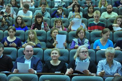 Участники ежегодной международной образовательной акции `Тотальный диктант` в Российской академии народного хозяйства и государственной службы (РАНХиГС) при президенте РФ в Москве.