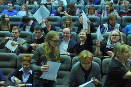 Участники ежегодной международной образовательной акции `Тотальный диктант` в Российской академии народного хозяйства и государственной службы (РАНХиГС) при президенте РФ в Москве.