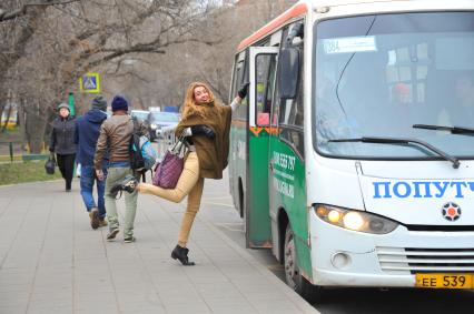 Москва. Девушка у автобуса.