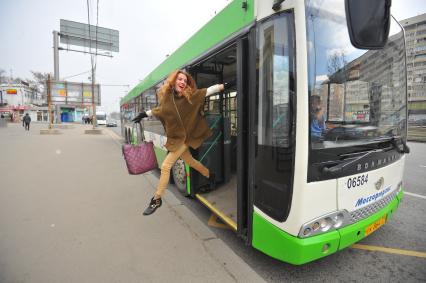 Москва. Счастливая девушка выходит из автобуса.